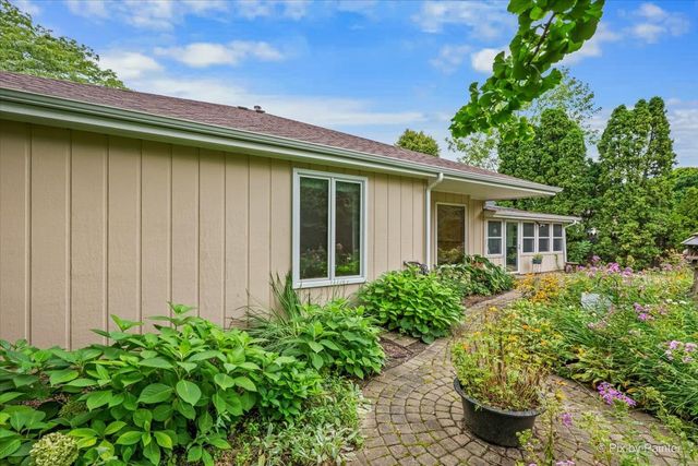 251 N Cambridge Drive, Geneva, IL 60134