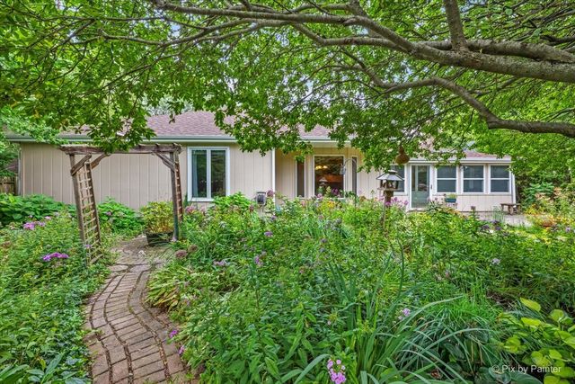 251 N Cambridge Drive, Geneva, IL 60134