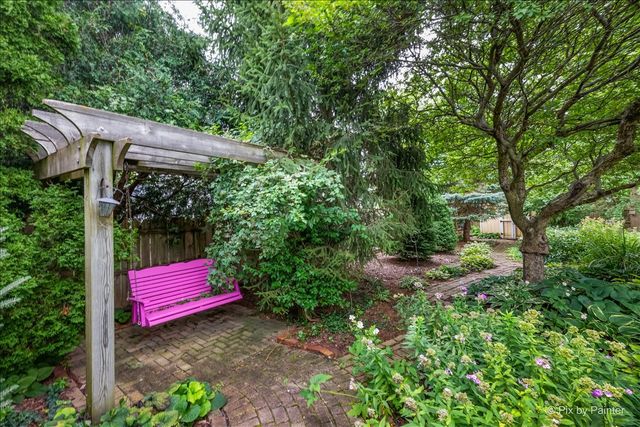 251 N Cambridge Drive, Geneva, IL 60134
