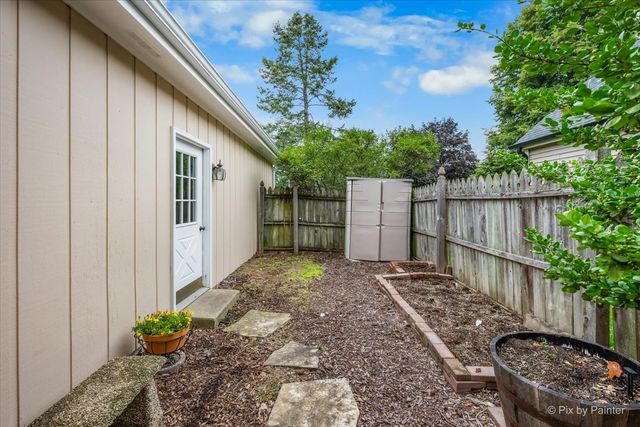 251 N Cambridge Drive, Geneva, IL 60134
