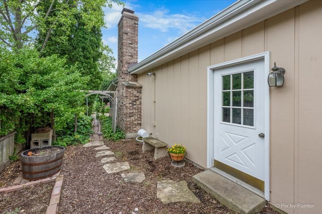 251 N Cambridge Drive, Geneva, IL 60134