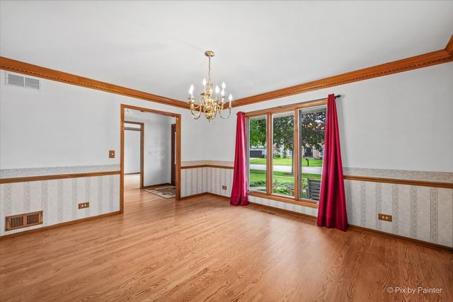 251 N Cambridge Drive, Geneva, IL 60134