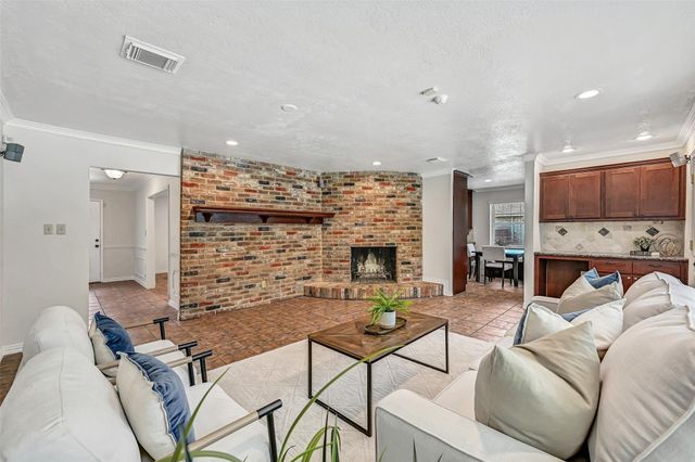 705 Quaker Drive, Friendswood, TX 77546