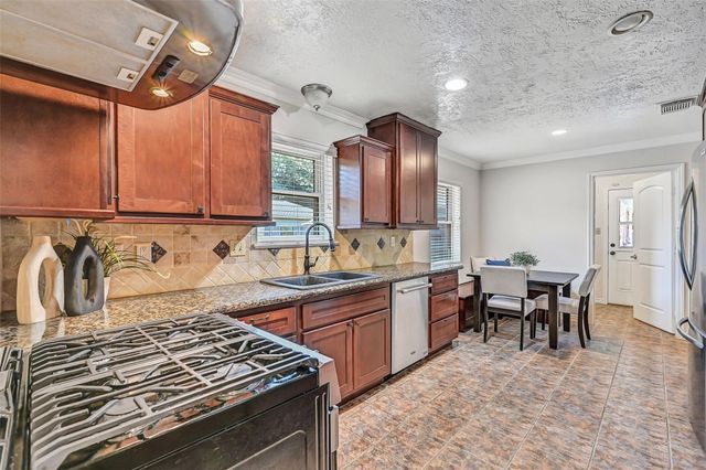 705 Quaker Drive, Friendswood, TX 77546