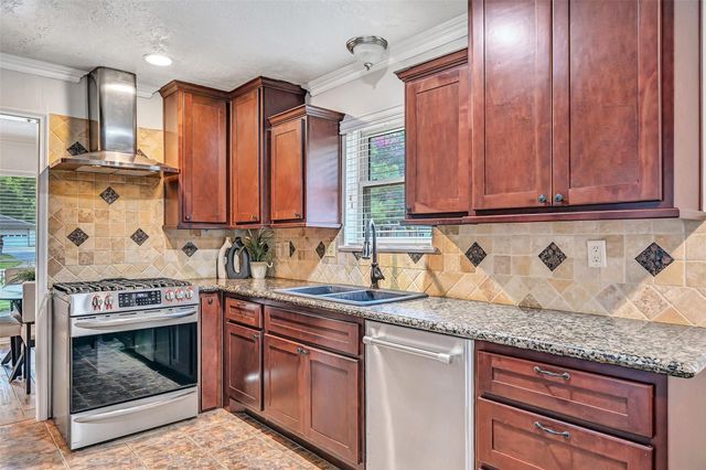 705 Quaker Drive, Friendswood, TX 77546