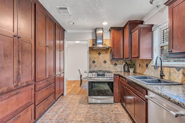 705 Quaker Drive, Friendswood, TX 77546