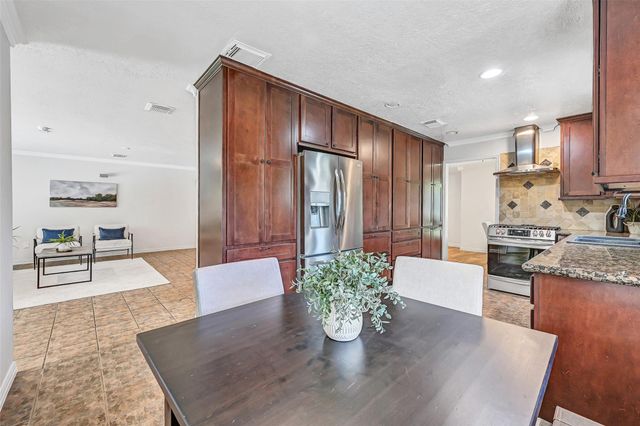 705 Quaker Drive, Friendswood, TX 77546