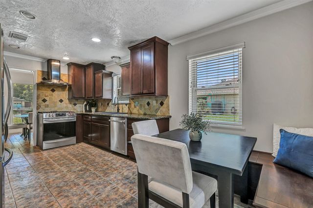 705 Quaker Drive, Friendswood, TX 77546