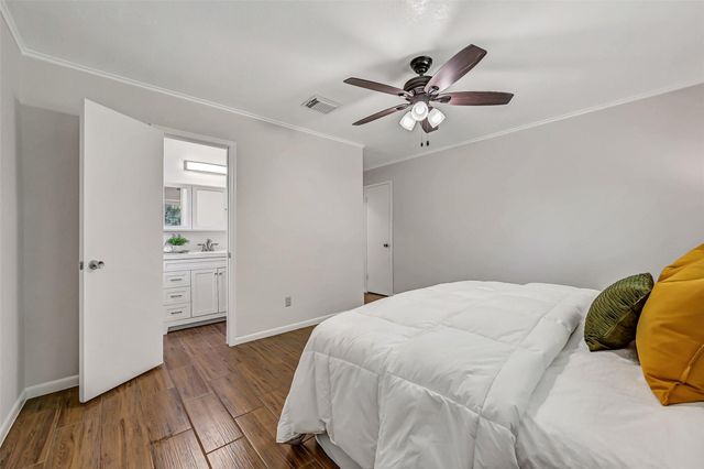 705 Quaker Drive, Friendswood, TX 77546