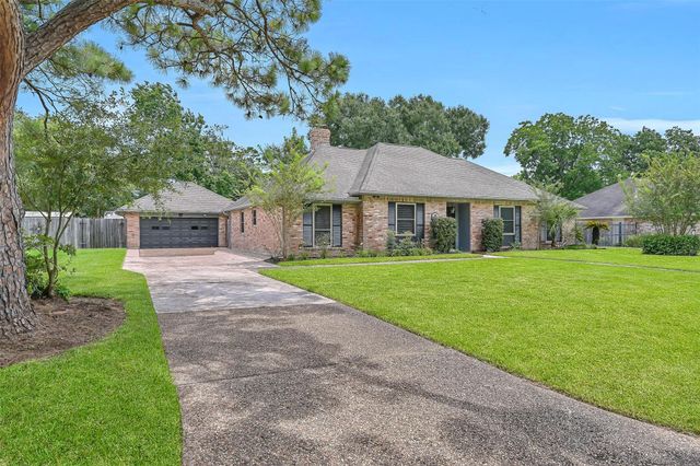 705 Quaker Drive, Friendswood, TX 77546