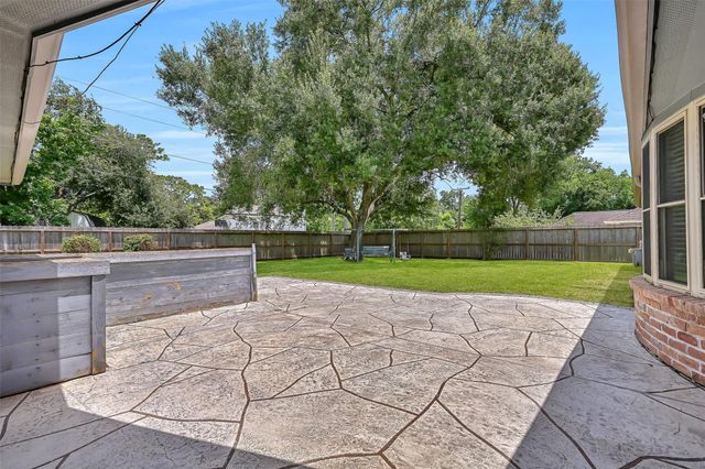 705 Quaker Drive, Friendswood, TX 77546