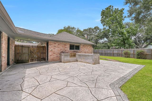 705 Quaker Drive, Friendswood, TX 77546
