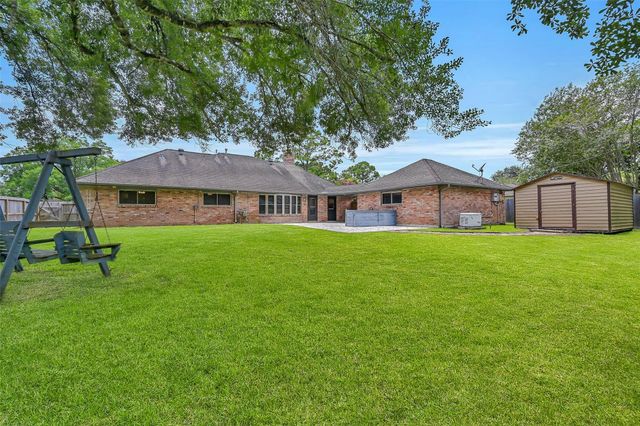 705 Quaker Drive, Friendswood, TX 77546
