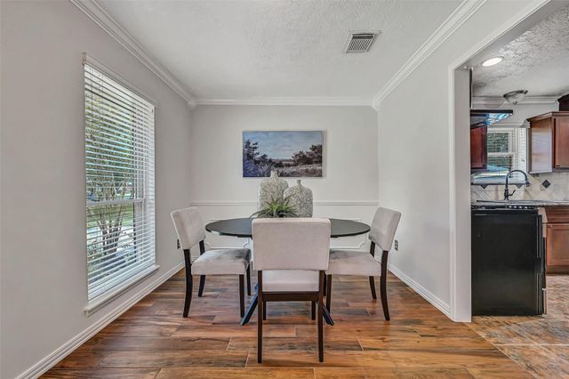 705 Quaker Drive, Friendswood, TX 77546
