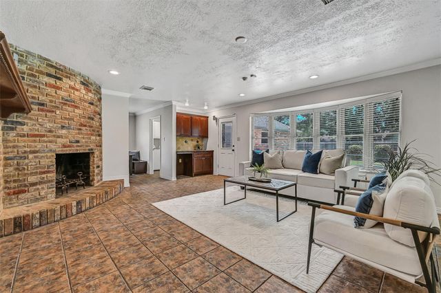 705 Quaker Drive, Friendswood, TX 77546