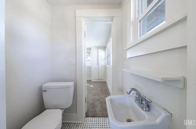 2400 18th Street, Bakersfield, CA 93301
