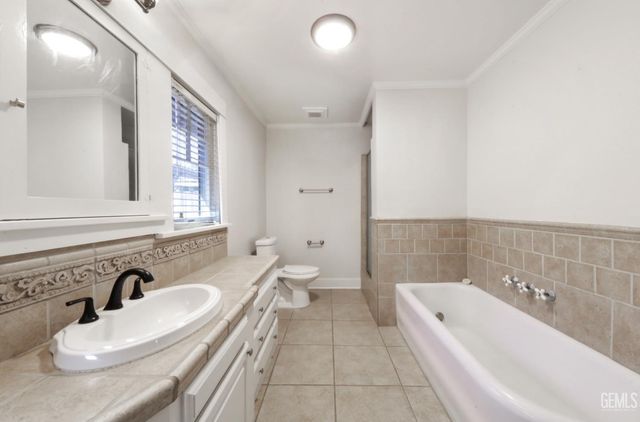 2400 18th Street, Bakersfield, CA 93301