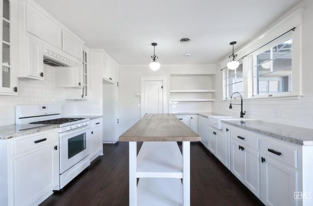 2400 18th Street, Bakersfield, CA 93301