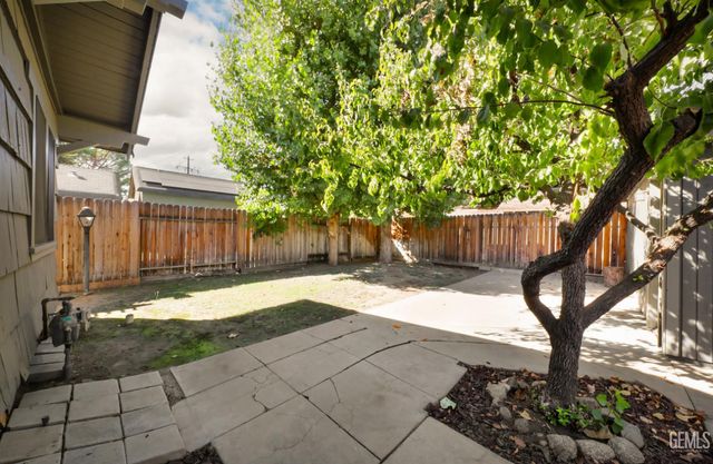 2400 18th Street, Bakersfield, CA 93301