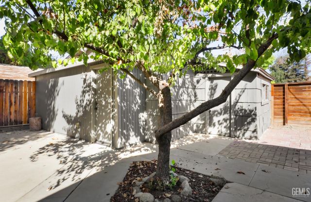 2400 18th Street, Bakersfield, CA 93301