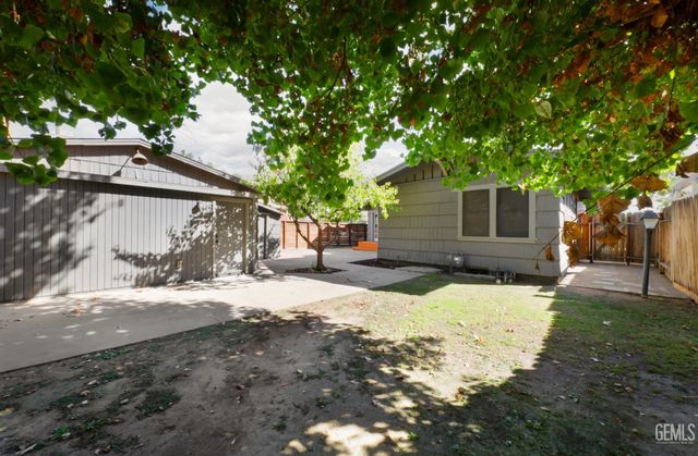 2400 18th Street, Bakersfield, CA 93301