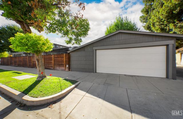 2400 18th Street, Bakersfield, CA 93301