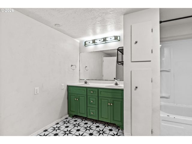 5736 A St, Springfield, OR 97478