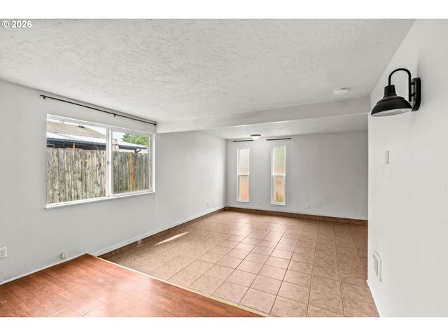 5736 A St, Springfield, OR 97478