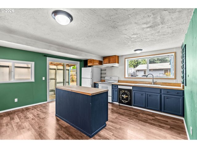 5736 A St, Springfield, OR 97478