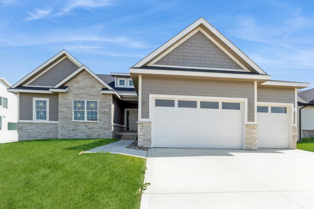 2227 Green Leaf Circle, Norwalk, IA 50211