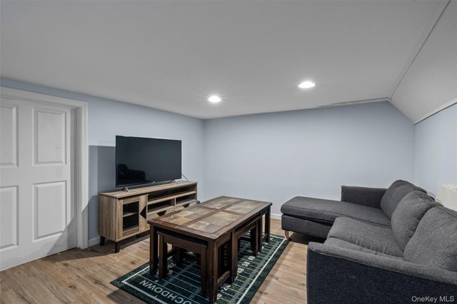 364 S Broadway, Lindenhurst, NY 11757