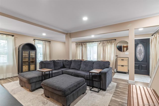 364 S Broadway, Lindenhurst, NY 11757