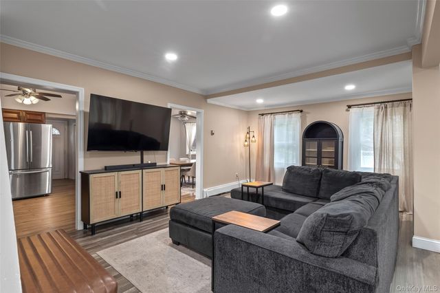 364 S Broadway, Lindenhurst, NY 11757