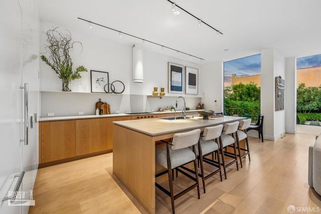 877 Treat Avenue, San Francisco, CA 94110
