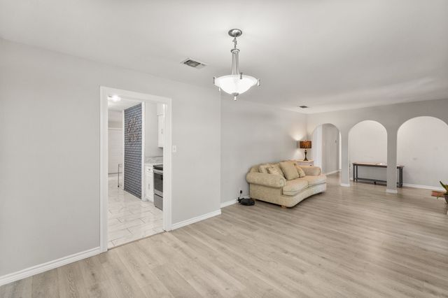 2109 Briarwood Boulevard, Arlington, TX 76013
