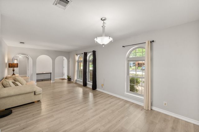2109 Briarwood Boulevard, Arlington, TX 76013