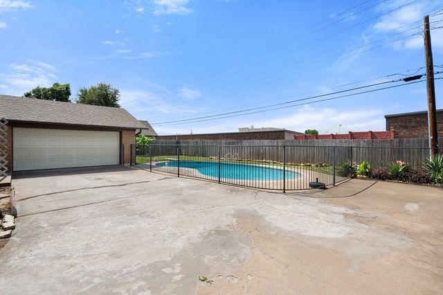 2109 Briarwood Boulevard, Arlington, TX 76013