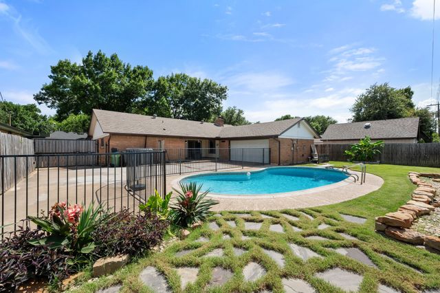 2109 Briarwood Boulevard, Arlington, TX 76013