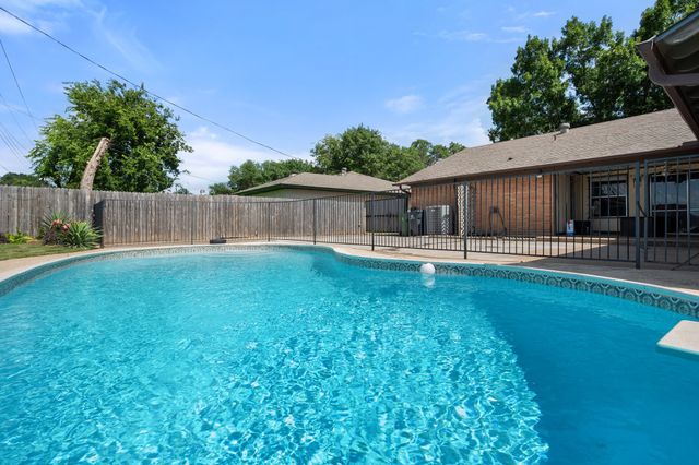 2109 Briarwood Boulevard, Arlington, TX 76013