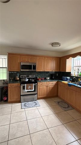 8 NW 33rd Avenue, Miami, FL 33125