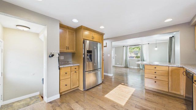 919 N SHARON STREET, Appleton, WI 54914
