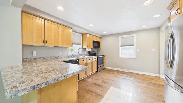 919 N SHARON STREET, Appleton, WI 54914