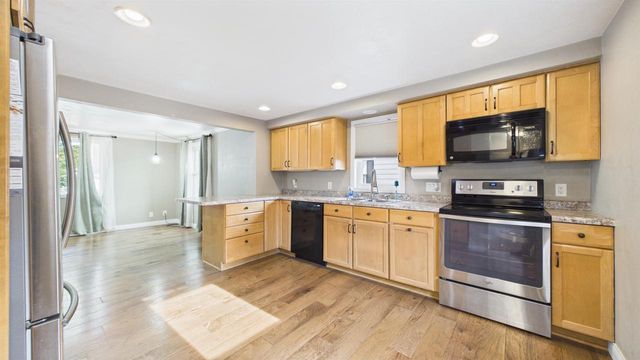 919 N SHARON STREET, Appleton, WI 54914