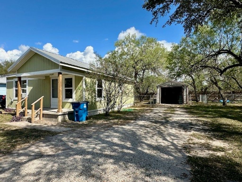 224 Hazen Ave, Sinton, TX 78387 — photo 2