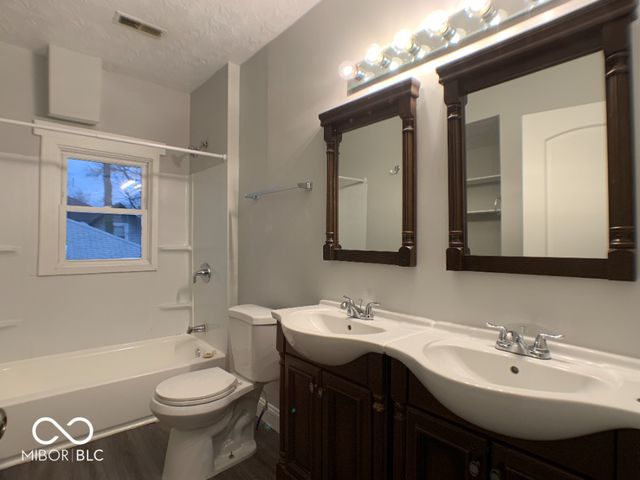 3329 Carrollton Avenue, Indianapolis, IN 46205