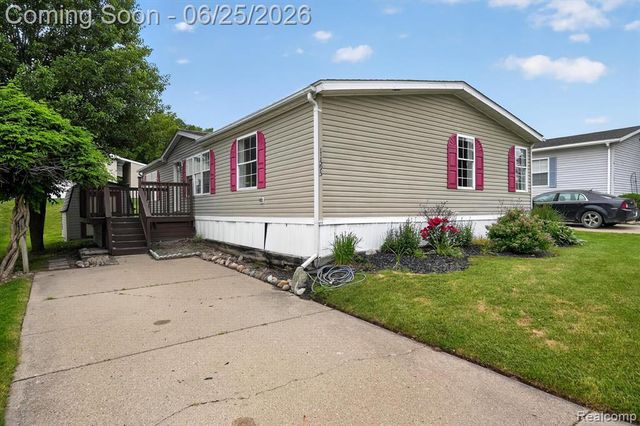 11595 Clearwater Drive, Fenton, MI 48430