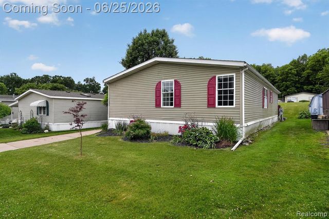 11595 Clearwater Drive, Fenton, MI 48430