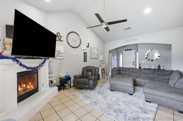 2716 W Pensacola Street, Broken Arrow, OK 74011