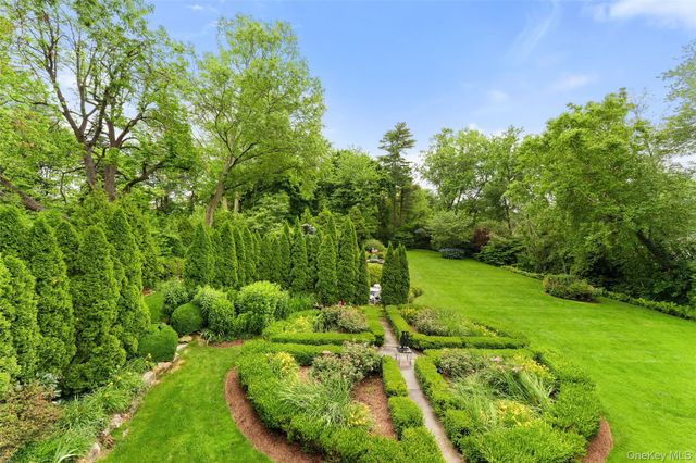 21 Dolma Road, Scarsdale, NY 10583