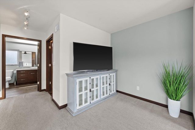 822 Skypark DRIVE, Hartford, WI 53027